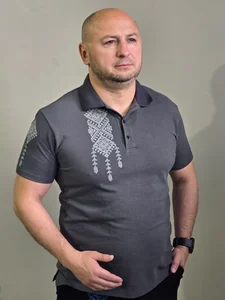 Поло с серым орнаментом